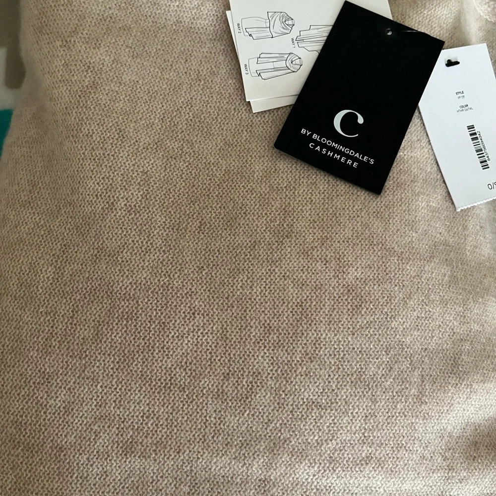 Cashmere wrap from Bloomingdale’s - Picture 3 of 4